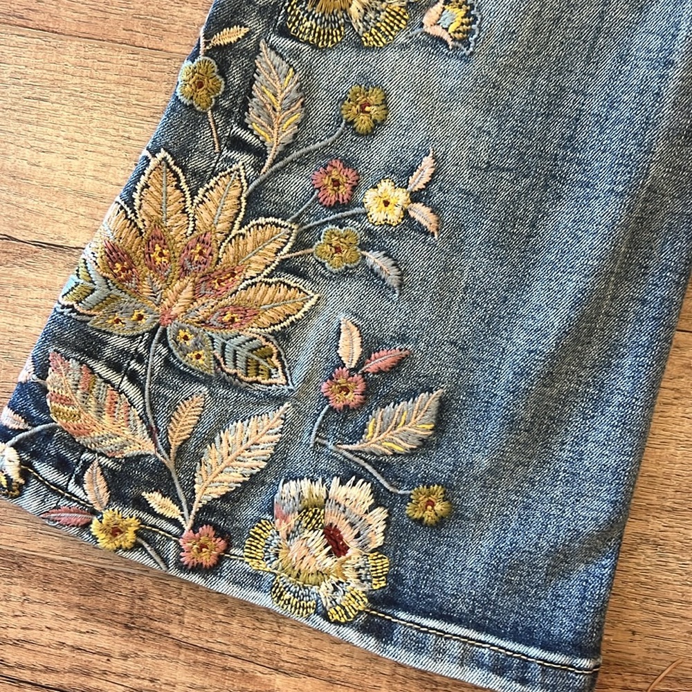 GRACE IN LA | embroidered light blue floral motif flare jeans Gigi Fit #GL-51900 - Picture 4 of 7